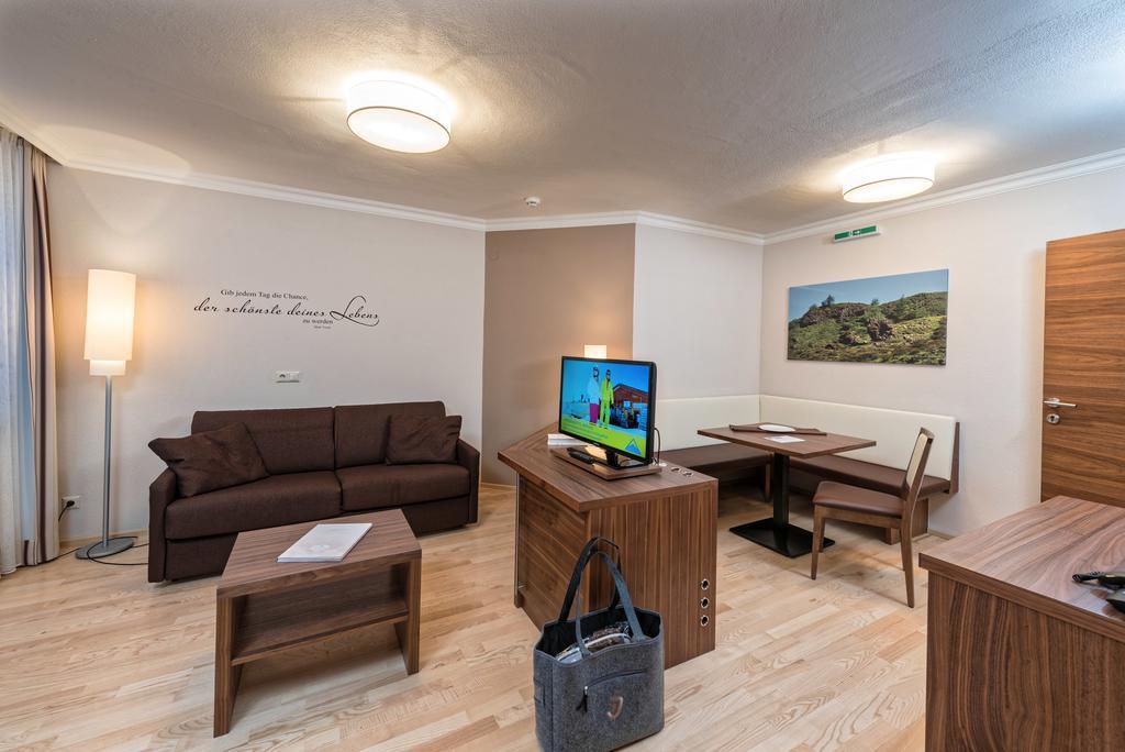 Hotel Jennys Schloessl سيرفاوس الغرفة الصورة